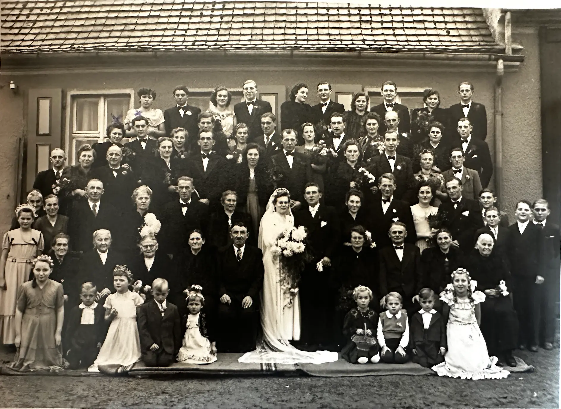 Historische Aufnahme einer Hochzeitsgesellschaft in Bräsen