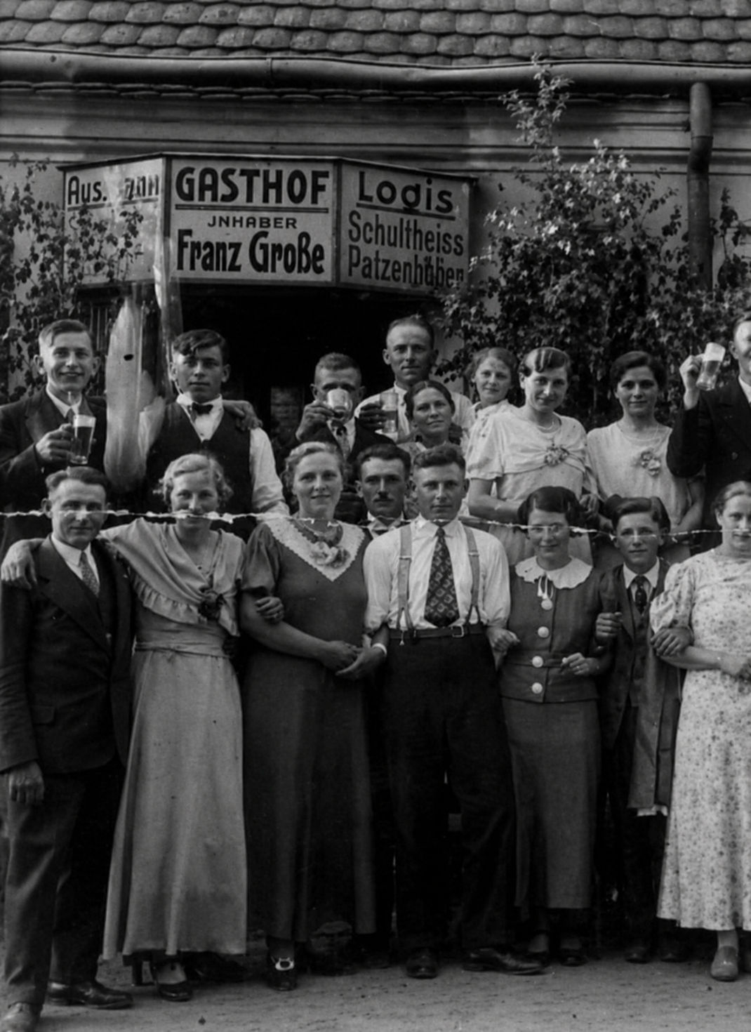 Große Gesellschaft vor dem Gasthof in Bräsen